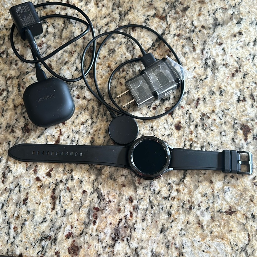 Preowned in great condition galaxy watch 4 classic 46 mm black with earpieces